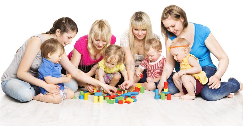 Gruppo dei bambini e delle madri che gioca i giocattoli, gioco della madre con il bambino