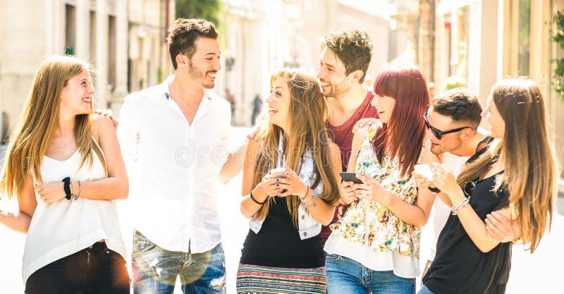 Gruppo dei migliori amici divertendosi insieme camminata sulla via della città - concetto di interazione di tecnologia nello stil immagine stock libera da diritti