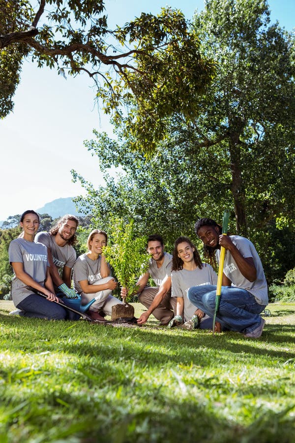 Gruppo dei volontari che fanno il giardinaggio insieme fotografia stock libera da diritti Gruppo dei volontari che fanno il giardinaggio insieme fotografia stock libera da diritti