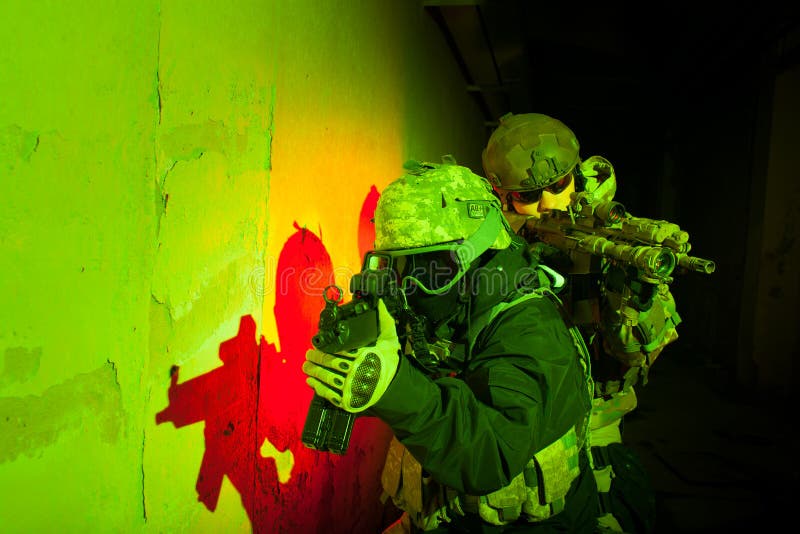 Gruppo del soldato delle forze speciali durante la missione di notte
