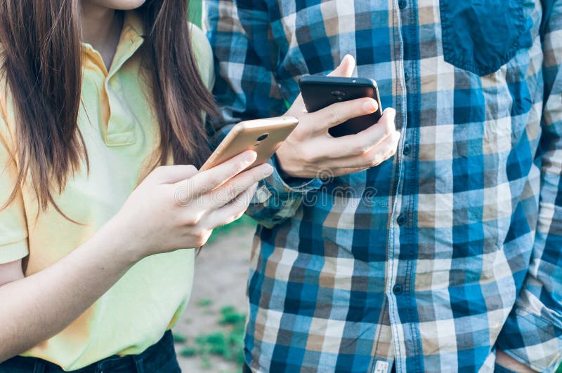 Gruppo di adolescenti che guardano negli smartphones fotografie stock libere da diritti Gruppo di adolescenti che guardano negli smartphones fotografie stock libere da diritti