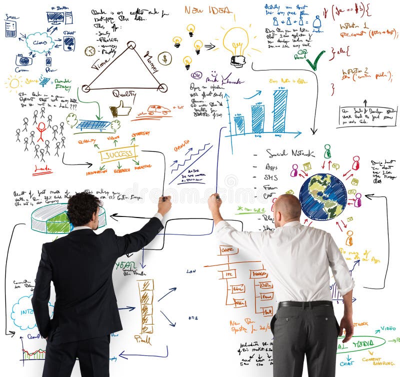 Gruppo di affari che disegna un nuovo progetto complesso fotografie stock Gruppo di affari che disegna un nuovo progetto complesso fotografie stock