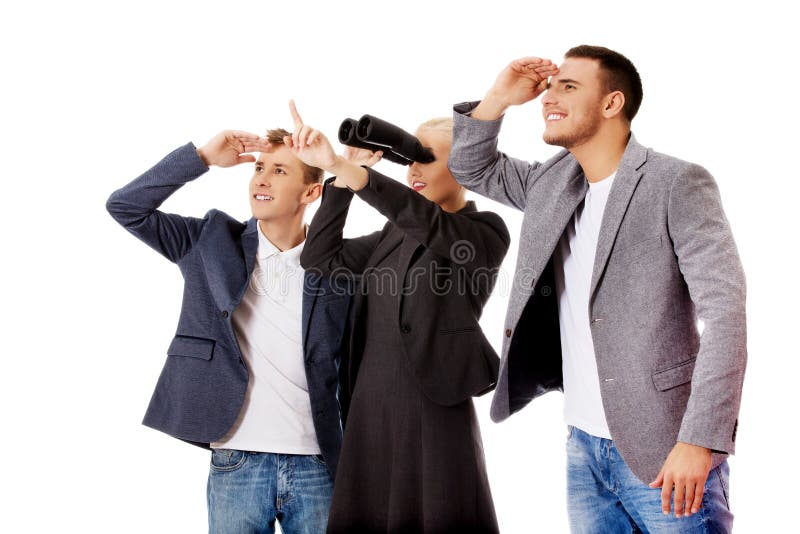 Gruppo di affari che esamina una direzione-donna che per mezzo del binocolo fotografia stock libera da diritti Gruppo di affari che esamina una direzione-donna che per mezzo del binocolo fotografia stock libera da diritti