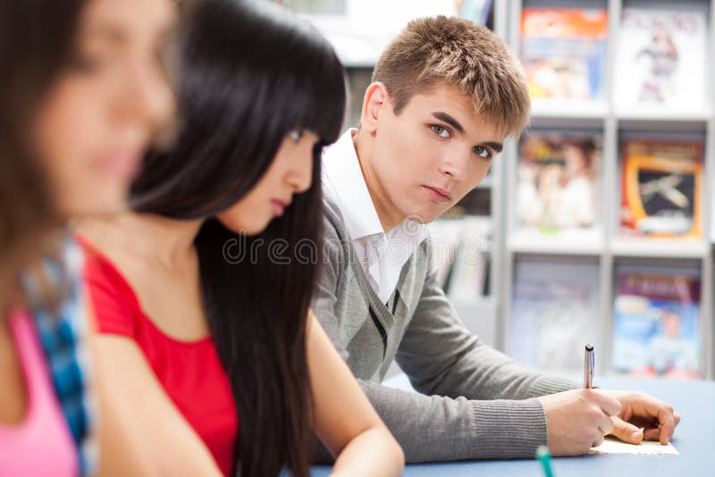 Gruppo di studenti in un'aula immagine stock libera da diritti