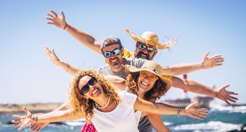 Gruppo di amici adulti felici amano e celebrano insieme le vacanze estive le vacanze le attività ricreative uomini e donne fotografie stock