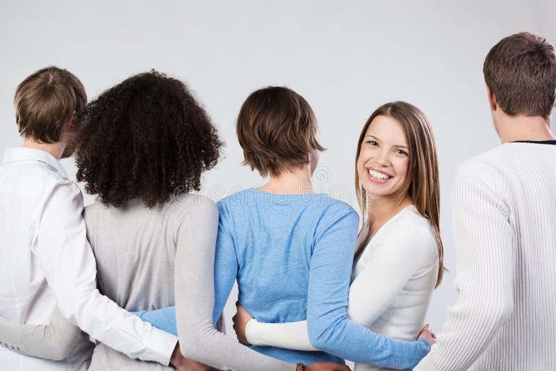 Gruppo di amici che collegano armi che affrontano via immagine stock Gruppo di amici che collegano armi che affrontano via immagine stock