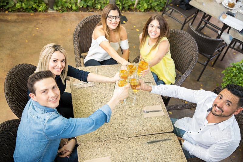 Gruppo di amici che producono un pane tostato fotografia stock libera da diritti Gruppo di amici che producono un pane tostato fotografia stock libera da diritti