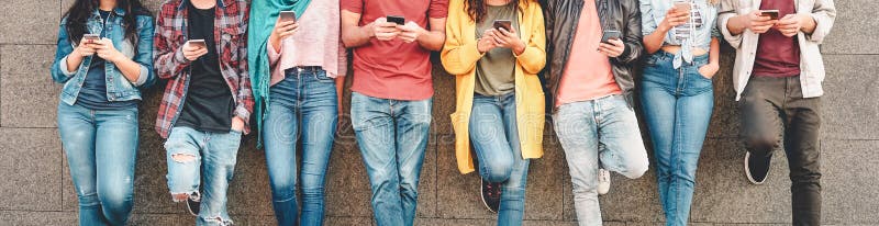 Gruppo di amici che usano i loro smartphone mobili intelligenti all'aperto - Milioni di giovani dipendenti dalle nuove app di tre