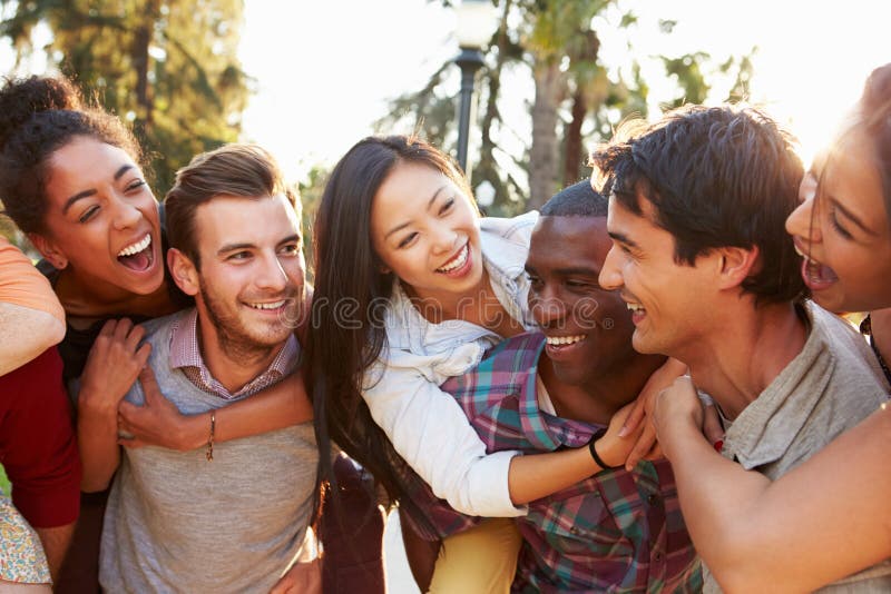 Gruppo di amici divertendosi insieme all'aperto fotografia stock Gruppo di amici divertendosi insieme all'aperto fotografia stock