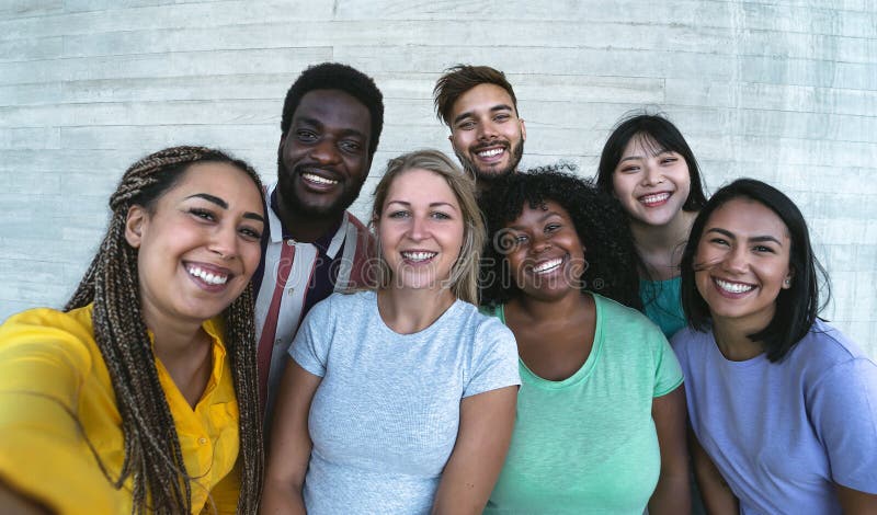 Gruppo di amici multirazziali che si divertono all'aperto, felici persone di razza mista che si fanno selfie insieme