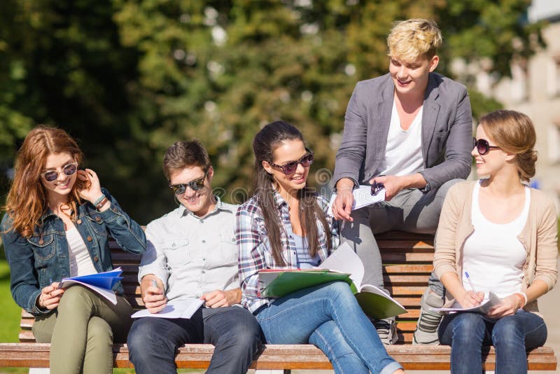 Gruppo di andar in giroe degli adolescenti o degli studenti immagini stock Gruppo di andar in giroe degli adolescenti o degli studenti immagini stock