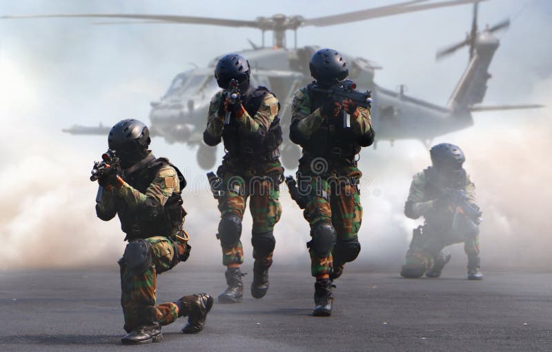 Gruppo di assalto della forza speciale in una missione con l'elicottero