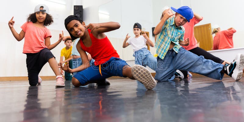 Gruppo di bambini che addestrano movimenti hip hop in classe di danza