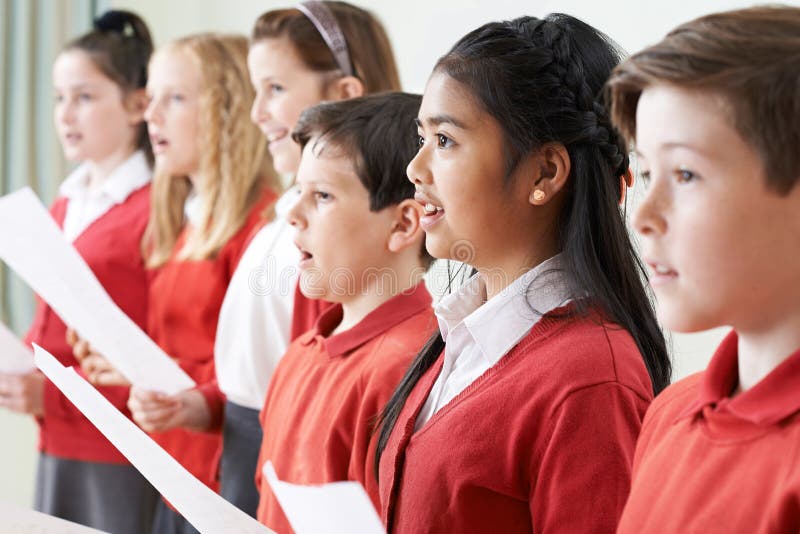 Gruppo di bambini che cantano nel coro di scuola