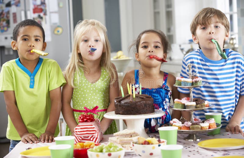 Un Punto Di Vista Sopraelevato Di Quattro Bambini Che Giocano Insieme