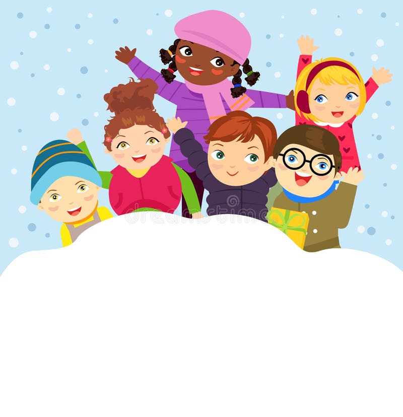 Gruppo di bambini che giocano nella neve nell'inverno