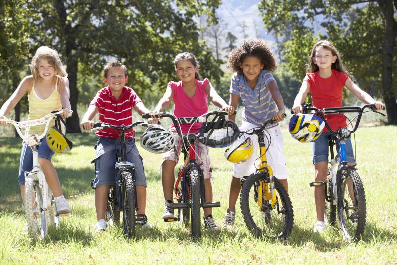 ragazzi che vanno in bicicletta immagini