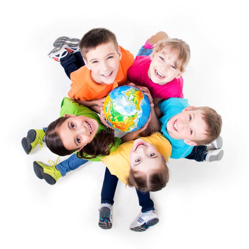 Gruppo di bambini che si siedono sul pavimento in un cerchio. immagini stock libere da diritti Gruppo di bambini che si siedono sul pavimento in un cerchio. immagini stock libere da diritti