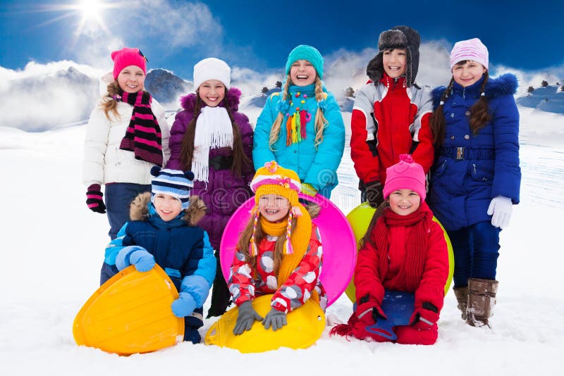 Gruppo di bambini con le slitte fotografia stock Gruppo di bambini con le slitte fotografia stock