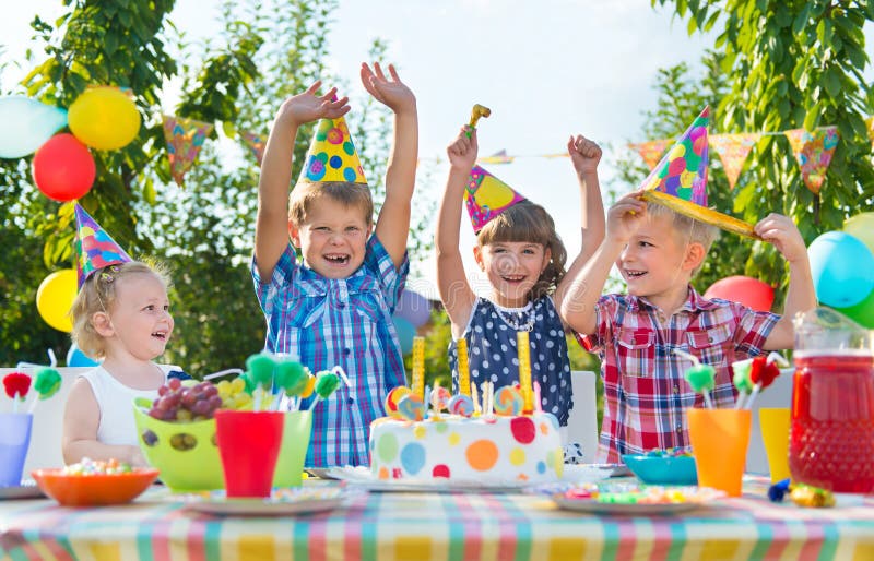 Gruppo di bambini divertendosi alla festa di compleanno