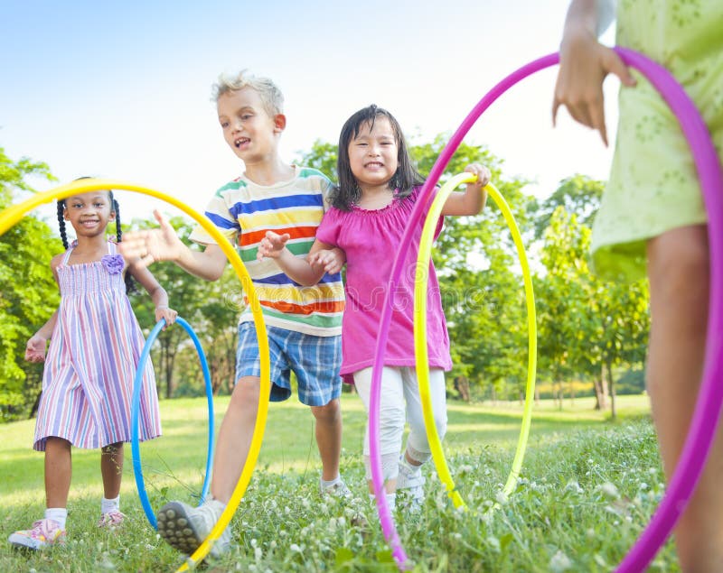 Gruppo di bambini divertendosi nel parco fotografia stock libera da diritti Gruppo di bambini divertendosi nel parco fotografia stock libera da diritti