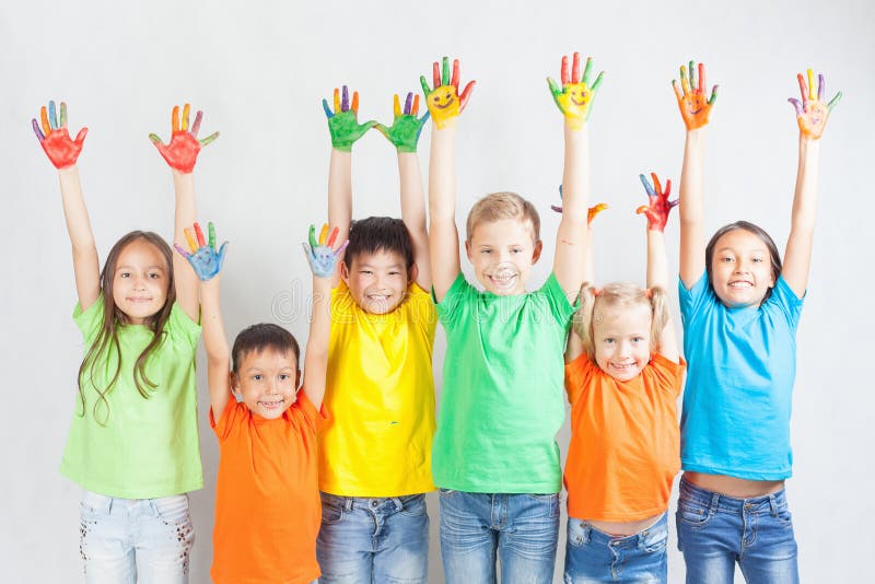 Gruppo di bambini divertenti multirazziali fotografie stock Gruppo di bambini divertenti multirazziali fotografie stock