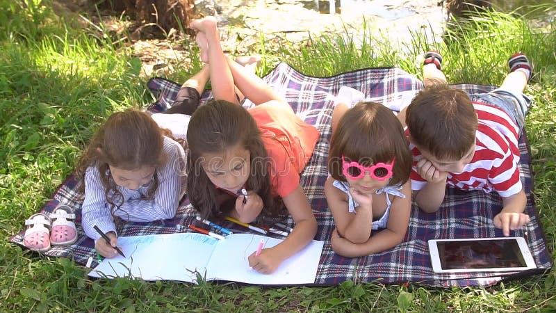 Gruppo di bambini felici che giocano all'aperto nel parco di estate Movimento lento