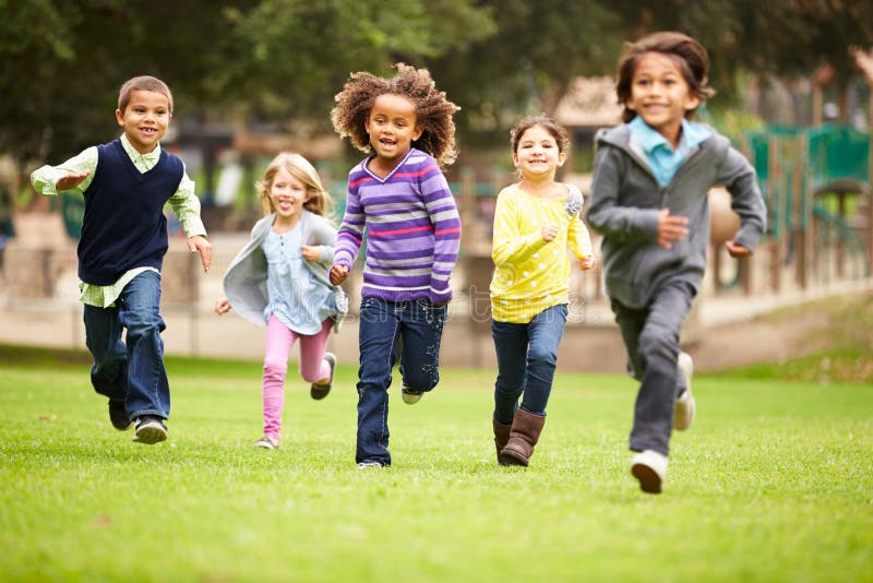 Gruppo di bambini piccoli che corrono verso la macchina fotografica in parco immagini stock libere da diritti Gruppo di bambini piccoli che corrono verso la macchina fotografica in parco immagini stock libere da diritti