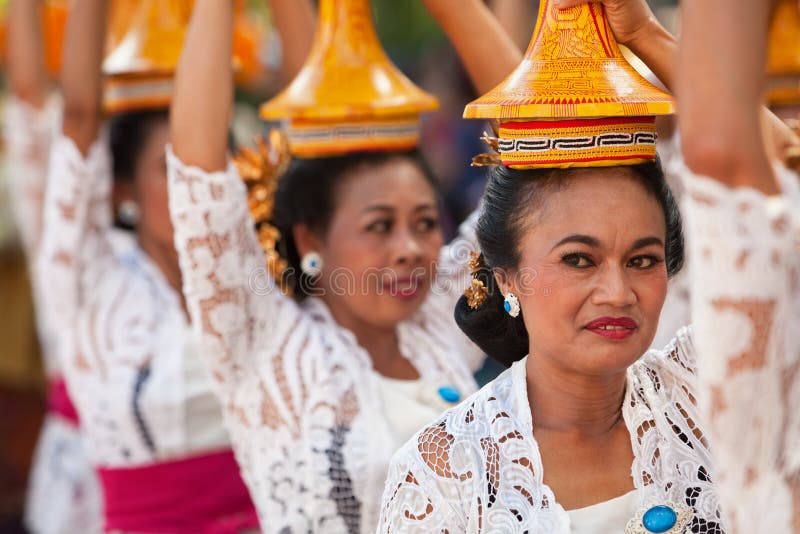 Gruppo di belle donne in costumi tradizionali di balinese immagini stock libere da diritti Gruppo di belle donne in costumi tradizionali di balinese immagini stock libere da diritti