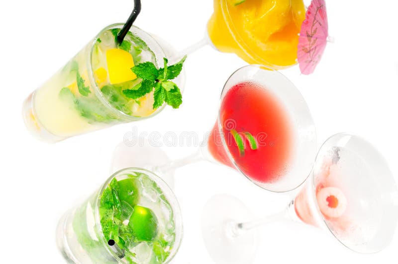 Gruppo di bevanda dei cocktail isolato su bianco fotografie stock Gruppo di bevanda dei cocktail isolato su bianco fotografie stock