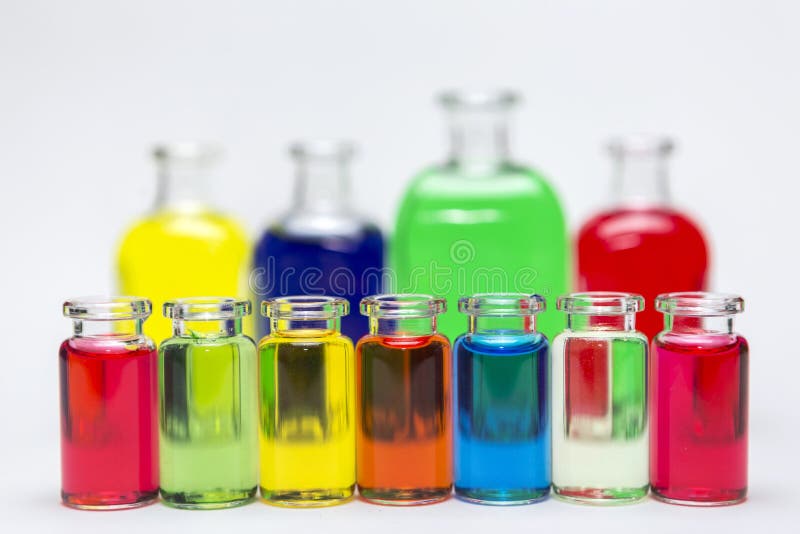 Gruppo di boccette del laboratorio che contengono colore liquido fotografia stock libera da diritti Gruppo di boccette del laboratorio che contengono colore liquido fotografia stock libera da diritti