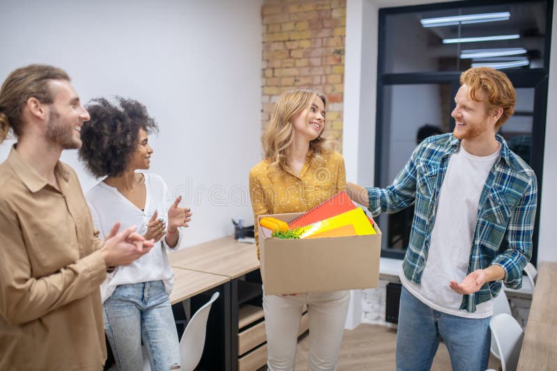 Buona fortuna. gruppo di colleghi che augurano buona fortuna al collega uscente