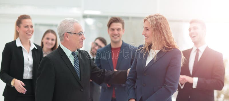 Gruppo di colleghi felici che comunicano nell'ufficio fotografie stock libere da diritti Gruppo di colleghi felici che comunicano nell'ufficio fotografie stock libere da diritti