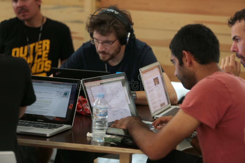Gruppo di Coworking sul lavoro fotografia stock libera da diritti Gruppo di Coworking sul lavoro fotografia stock libera da diritti
