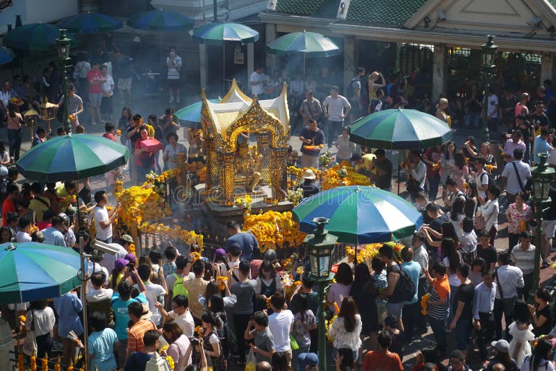 Gruppo di culto del viaggiatore a Brahma al distretto di Ratchaprasong, Bangkok, Tailandia il 1° gennaio 2018 fotografia stock Gruppo di culto del viaggiatore a Brahma al distretto di Ratchaprasong, Bangkok, Tailandia il 1° gennaio 2018 fotografia stock