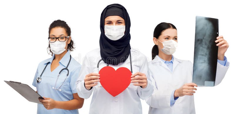Gruppo di dottori femmine in maschere con stetoscopi