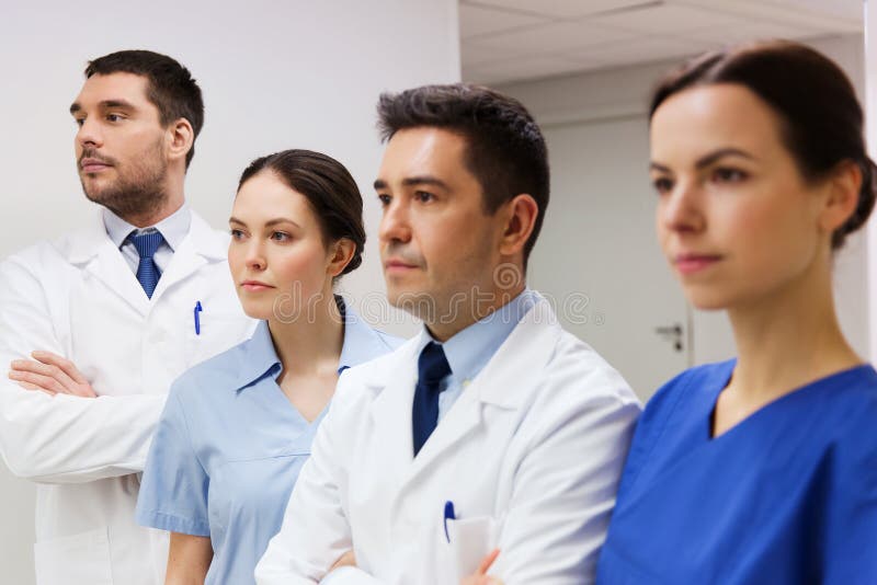 Indagine Medica Effettuata Su Un Gruppo Di Persone Gruppo Di Erba Medica O Di Medici All'ospedale Immagine Stock