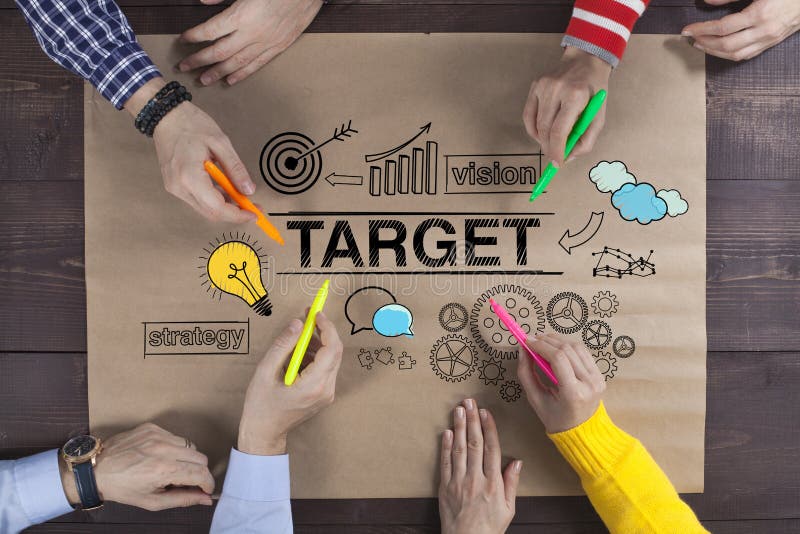 Gruppo di gente di affari che esamina schizzo di strategia fotografie stock libere da diritti Gruppo di gente di affari che esamina schizzo di strategia fotografie stock libere da diritti
