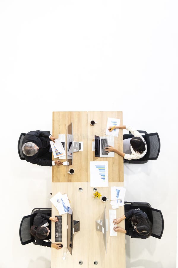 Gruppo di gente di affari che lavora insieme nell'ufficio moderno, m. Tak fotografia stock Gruppo di gente di affari che lavora insieme nell'ufficio moderno, m. Tak fotografia stock