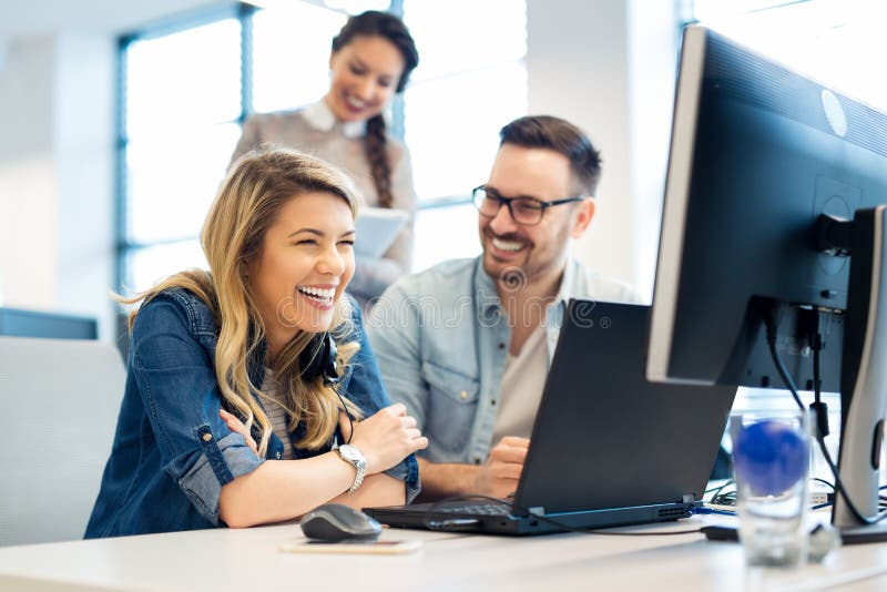 Gruppo di gente di affari e di sviluppatori di software che funzionano in gruppo nell'ufficio Gruppo di gente di affari e di sviluppatori di software che funzionano in gruppo nell'ufficio