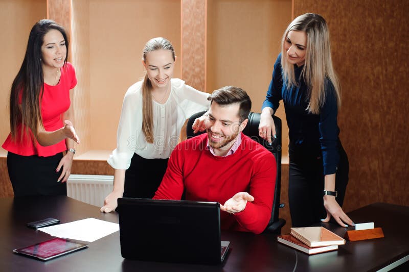 Gruppo di gente di affari ispirata sorridente che lavora insieme nell'ufficio immagine stock libera da diritti Gruppo di gente di affari ispirata sorridente che lavora insieme nell'ufficio immagine stock libera da diritti