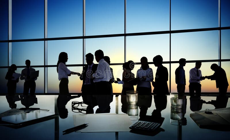 Gruppo di gente di affari che discute in un auditorium immagini stock libere da diritti