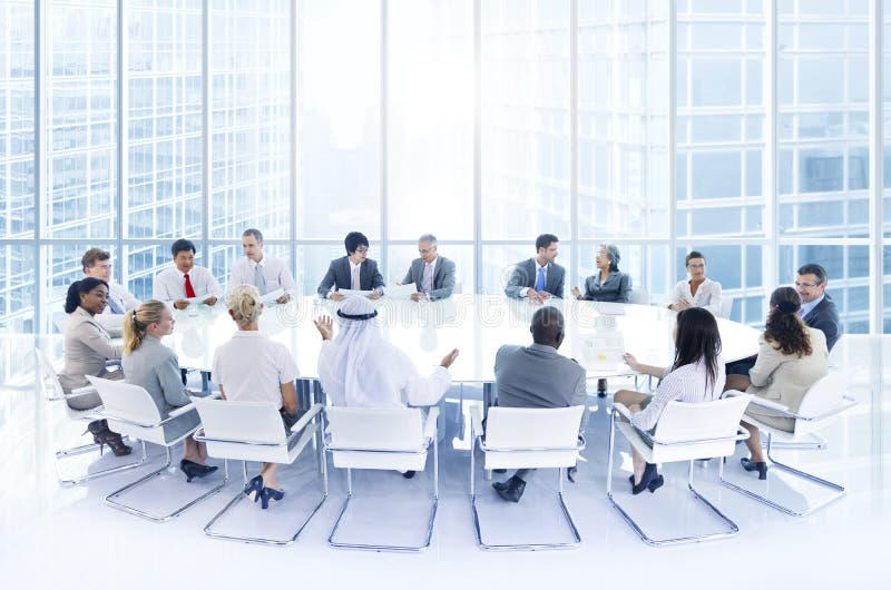 Gruppo di gente di affari che si incontra nell'ufficio immagine stock
