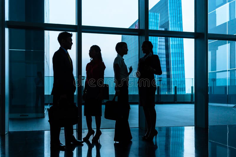 Gruppo di gente di affari che sta nell'ingresso o nel corridoio immagini stock Gruppo di gente di affari che sta nell'ingresso o nel corridoio immagini stock