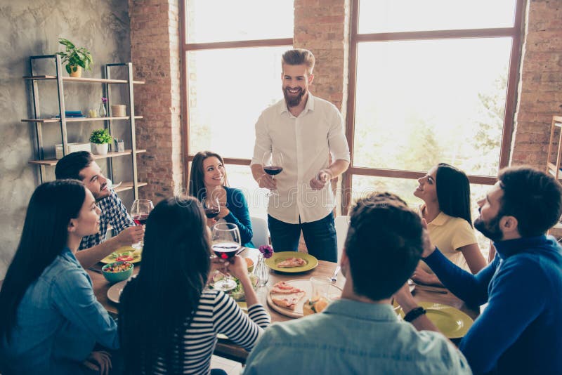 Gruppo di gente emozionante che celebra successo di nuovo proj di affari immagini stock Gruppo di gente emozionante che celebra successo di nuovo proj di affari immagini stock