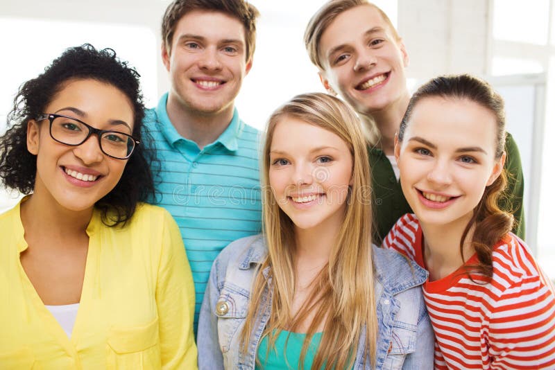 Gruppo di gente sorridente a scuola o casa immagini stock libere da diritti Gruppo di gente sorridente a scuola o casa immagini stock libere da diritti