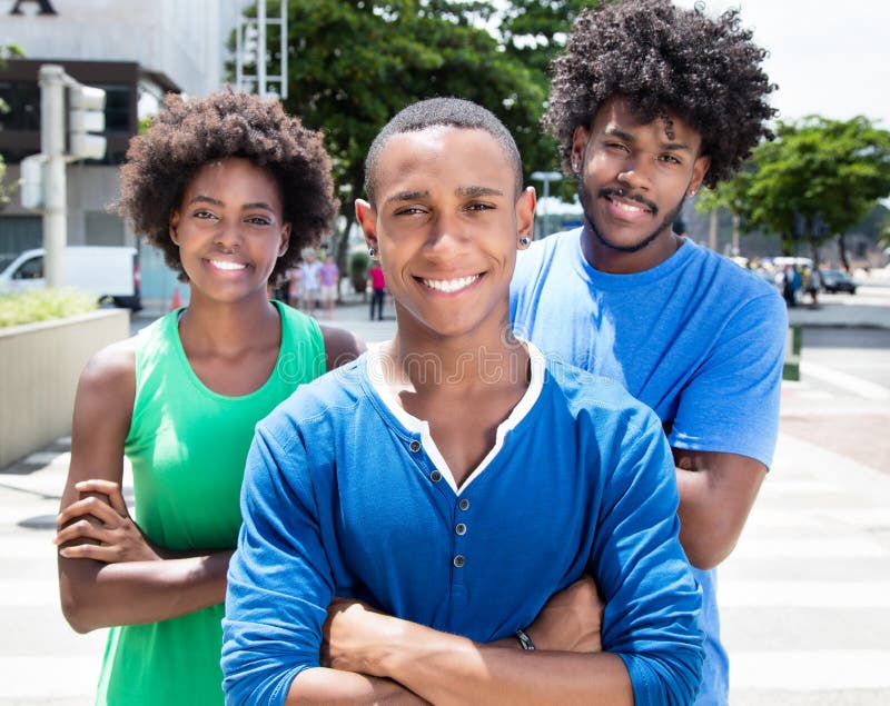 Gruppo di giovani adulti afroamericani con le armi attraversate fotografia stock libera da diritti Gruppo di giovani adulti afroamericani con le armi attraversate fotografia stock libera da diritti