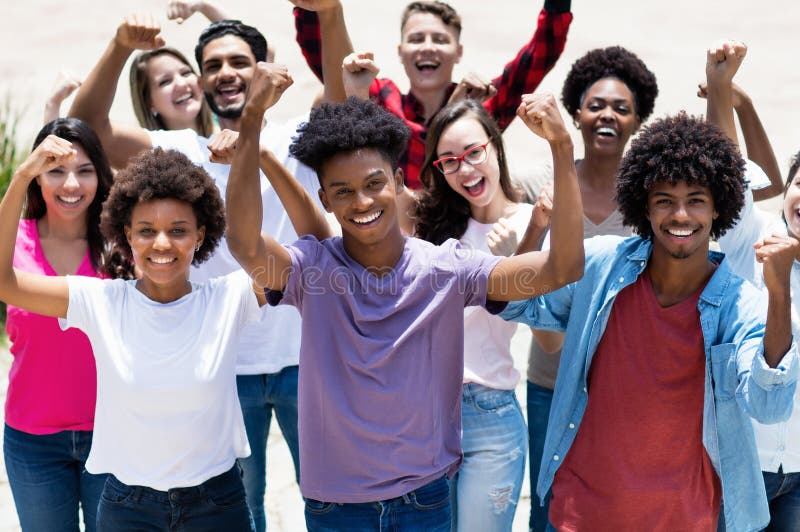Gruppo di giovani afro-americani e caucasici, ispanici e latini di successo fotografia stock