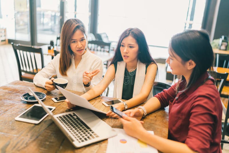 Gruppo di giovani donne o studenti di college asiatici nella riunione d'affari seria o discussione di lampo di genio di progetto Gruppo di giovani donne o studenti di college asiatici nella riunione d'affari seria o discussione di lampo di genio di progetto