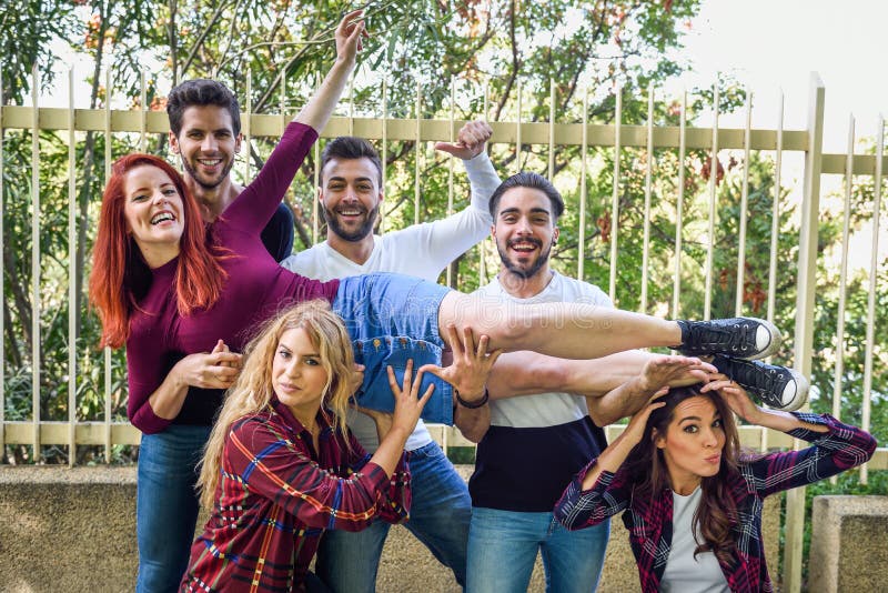Gruppo di giovani insieme all'aperto nel fondo urbano fotografia stock libera da diritti Gruppo di giovani insieme all'aperto nel fondo urbano fotografia stock libera da diritti